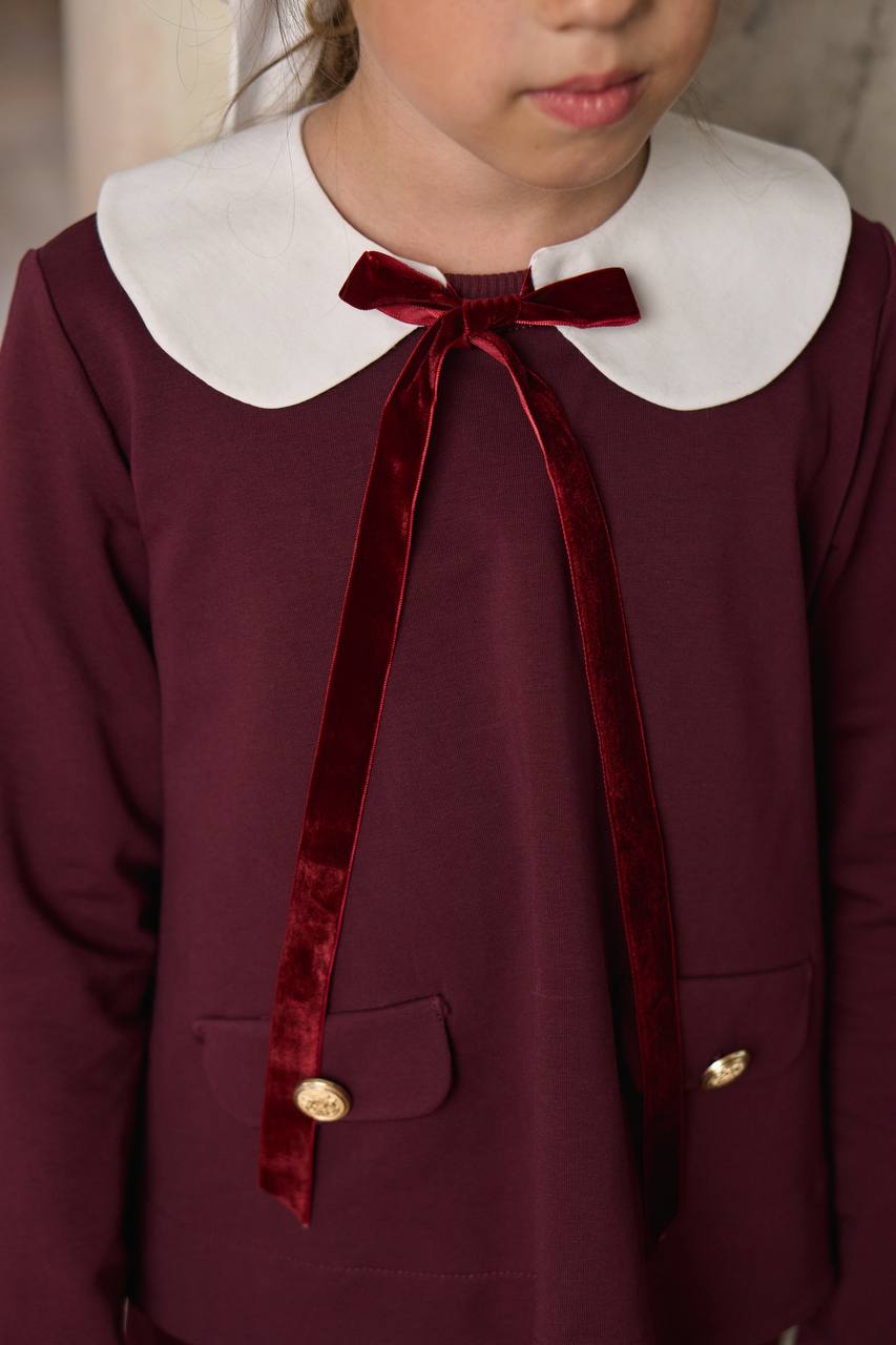 Dress with a collar
